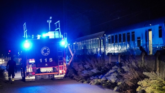 Firefighters and carabinieri at the site where a regional train hit seven workers who were working on the tracks near the Brandizzo station, Turin, 31 August 2023. Five of them were killed, two were injured. ANSA / TINO ROMANO  (incidente, ferroviario, generica, simbolica, treni, binari, notte)