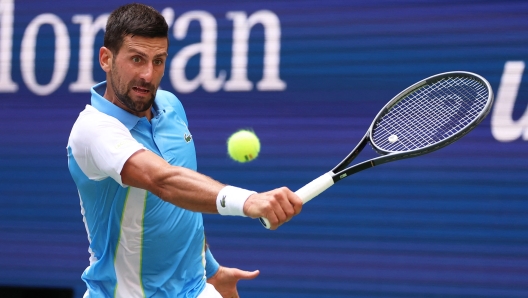 NEW YORK, NEW YORK - AUGUST 30: Novak Djokovic of Serbia plays a backhand against Bernabe Zapata Miralles of Spain during their Men's Singles Second Round match on Day Two of the 2023 US Open at the USTA Billie Jean King National Tennis Center on August 30, 2023 in the Flushing neighborhood of the Queens borough of New York City.   Clive Brunskill/Getty Images/AFP (Photo by CLIVE BRUNSKILL / GETTY IMAGES NORTH AMERICA / Getty Images via AFP)