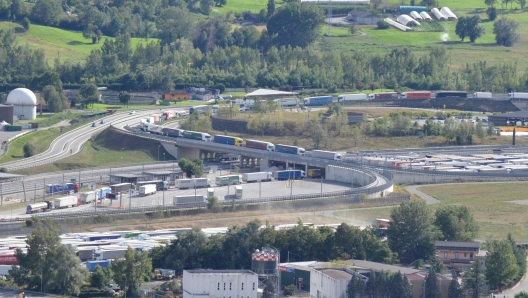 I mezzi pesanti diretti al traforo del Monte Bianco e in attesa di ripartire dall'area di stoccaggio di Pollein (Aosta), dopo lo stop per una frana in Francia dei camion al FrÃ©jus. Pollein (Aosta), 29 agosto 2023.