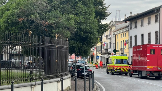 Una veduta esterna dell'abitazione dove un uomo si è barricato a Cordovado, in provincia di Pordenone, 30 agosto 2023.  ANSA/ LORENZO PADOVAN