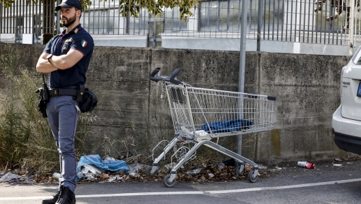 Foto Cecilia Fabiano /LaPresse   01– 9— 2023—Roma — Italia — Omicidio in zona Collatina , due persone portano ad una pattuglia della polizia un uomo ferito da colpi di pistola in un carrello della spesa  , poco dopo l’uomo muore  — Nella Foto : il luogo del ritrovamento  September 01, 2023 —Rome Italy — News —Murder in the Collatina area, two people bring a man wounded by gunshots in a shopping cart to a police patrol, shortly after the man dies— in the Photo  : the place where the body were found