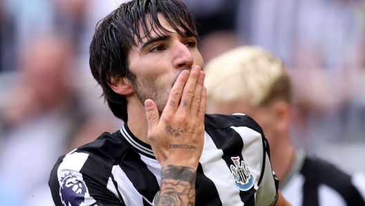 NEWCASTLE UPON TYNE, ENGLAND - AUGUST 12: Sandro Tonali of Newcastle United celebrates after scoring the team's first goal during the Premier League match between Newcastle United and Aston Villa at St. James Park on August 12, 2023 in Newcastle upon Tyne, England. (Photo by George Wood/Getty Images)