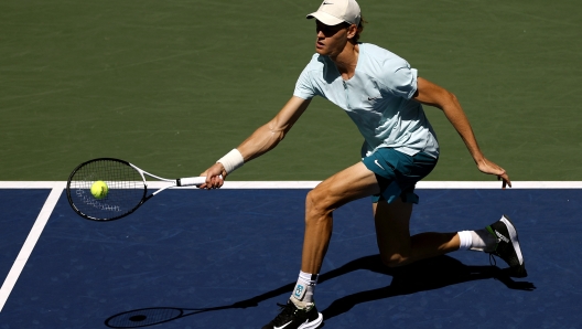 NEW YORK, NEW YORK - AUGUST 31: Jannik Sinner of Italy returns a shot against Lorenzo Sonego of Italy during their Men's Singles Second Round match on Day Four of the 2023 US Open at the USTA Billie Jean King National Tennis Center at USTA Billie Jean King National Tennis Center on August 31, 2023 in the Flushing neighborhood of the Queens borough of New York City.   Sarah Stier/Getty Images/AFP (Photo by Sarah Stier / GETTY IMAGES NORTH AMERICA / Getty Images via AFP)