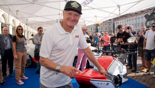 Kevin Schwantz firma la GSX-8S all'Autolook Week 2023