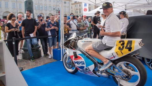 Kevin Schwantz saluta il pubblico dell'Autolook Week 2023 in sella a una RGV500