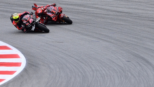 Aprilia Spanish rider Aleix Espargaro (L) competes against Ducati Italian rider Francesco Bagnaia during the MotoGP sprint race of the Catalunya Moto Grand Prix at the Circuit de Catalunya on September 2, 2023 in Montmelo on the outskirts of Barcelona. Aleix Espargaro won the Catalunya MotoGP sprint race at Montmelo today. World champion Francesco Bagnaia took second to extend his lead in the riders' standings with Maverick Vinales completing the podium. (Photo by Josep LAGO / AFP)