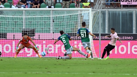 Foto Giovanni Isolino/LaPresse 02 Settembre 2023 Palermo, Italia - sport, calcio - Palermo vs Feralpisalò - Campionato di calcio Serie B 2023/2024 - Stadio Renzo Barbera. Nella foto: goal Roberto Insigne 1-0  September 02, 2023 Palermo, Italy - sport, soccer - Palermo vs Feralpisalò - Italian Football Championship League B 2023/2024 - Renzo Barbera stadium. In the pic:goal Roberto Insigne 1-0