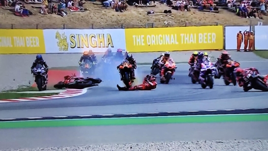 Incidenti a catena al via del Gran Premio di Catalogna classe MotopGp, con il campione del mondo Francesco Bagnaia autore di una caduta tanto spaventosa quanto spettacolare. Il pilota della Ducati dopo le prime curve ha perso il controllo della sua moto volando in aria e ricadendo a terra tra le moto che arrivavano alle sue spalle. Dopo la partenza Bastianini è andato all'esterno, è scivolato trascinando tra gli altri a terra Alex Marquez, Bastianini, Zarco, Di Giannantonio e Bezzecchi. FERMO IMMAGINE SKY +++ATTENZIONE LA FOTO NON PUO' ESSERE PUBBLICATA O RIPRODOTTA SENZA L'AUTORIZZAZIONE DELLA FONTE DI ORIGINE CUI SI RINVIA+++ NPK +++