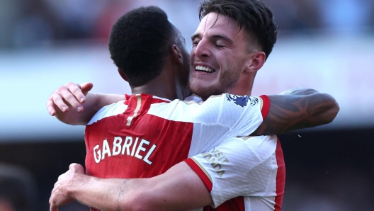 epa10838420 Arsenal's Declan Rice celebrates with his teammate Gabriel Jesus after winning the English Premier League soccer match between Arsenal FC and Manchester United, in London, Britain, 03 September 2023.  EPA/NEIL HALL   EDITORIAL USE ONLY. No use with unauthorized audio, video, data, fixture lists, club/league logos or 'live' services. Online in-match use limited to 120 images, no video emulation. No use in betting, games or single club/league/player publications.