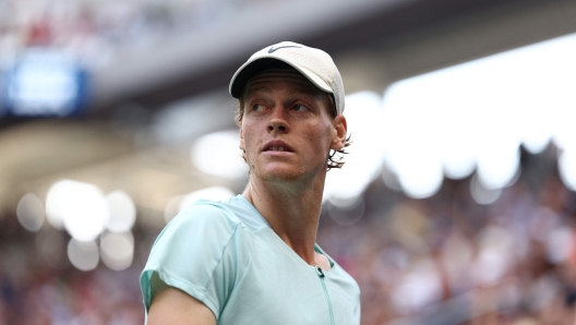 NEW YORK, NEW YORK - SEPTEMBER 02: Jannik Sinner of Italy looks on between points against Stan Wawrinka of Switzerland during their Men's Singles Third Round match on Day Six of the 2023 US Open at the USTA Billie Jean King National Tennis Center on September 02, 2023 in the Flushing neighborhood of the Queens borough of New York City.   Elsa/Getty Images/AFP (Photo by ELSA / GETTY IMAGES NORTH AMERICA / Getty Images via AFP)