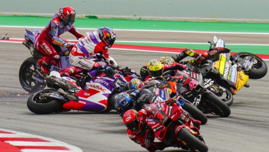 epa10837533 Riders crash during the MotoGP race of the Catalonia GP held at Catalonia Circuit in Montmelo, Barcelona, Spain, 03 September 2023.  EPA/Enric Fontcuberta