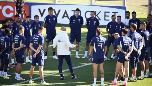 Foto Massimo Paolone/LaPresse 4 Settembre 2023 - Firenze, Italia - sport, calcio - Raduno Nazionale Italiana Calcio - Allenamento Nazionale A - Centro Tecnico Coverciano. Nella foto: Luciano Spalletti da indicazioni ai suoi giocatori   September 4, 2023 Florence, Italy - sport, calcio - Italian National Football Gathering - Training Nazionale A - Coverciano Technical Centre. In the pic: Luciano Spalletti shouts instructions to his players