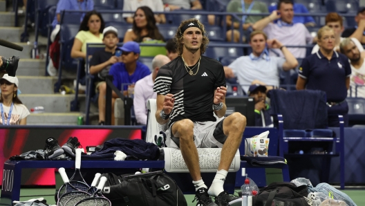 NEW YORK, NEW YORK - SEPTEMBER 04: Alexander Zverev of Germany looks on while in a break of play during the fifth set against Jannik Sinner of Italy during their Men's Singles Fourth Round match on Day Eight of the 2023 US Open at the USTA Billie Jean King National Tennis Center on September 04, 2023 in the Flushing neighborhood of the Queens borough of New York City.   Al Bello/Getty Images/AFP (Photo by AL BELLO / GETTY IMAGES NORTH AMERICA / Getty Images via AFP)