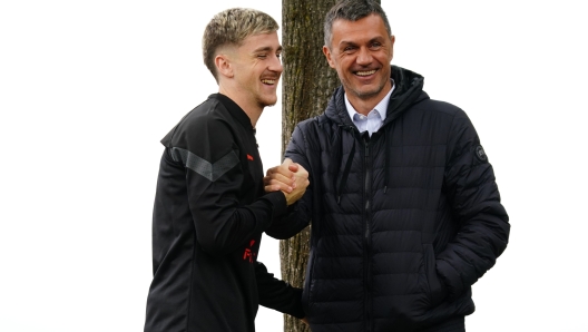 CAIRATE, ITALY - SEPTEMBER 29: Alexis Saelemaekers greets Paolo Maldini prior of an AC Milan training session at Milanello on September 29, 2022 in Cairate, Italy. (Photo by Pier Marco Tacca/AC Milan via Getty Images)