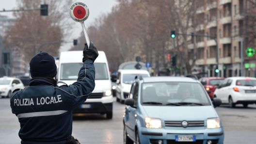 La polizia municipale controlla gli automobilisti per il blocco delle auto euro 5 e veicoli commerciali euro 4 per lÂ?alto livello di smog a Torino, 22 gennaio 2021 ANSA/ALESSANDRO DI MARCO