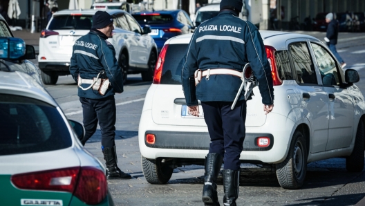 Controlli della polizia locale, vigili urbani, alle auto in circolazione diesel e benzina per far rispettare il blocco antismog in piazza Vittorio, Torino, 7 Febbraio 2023. ANSA/TINO ROMANO