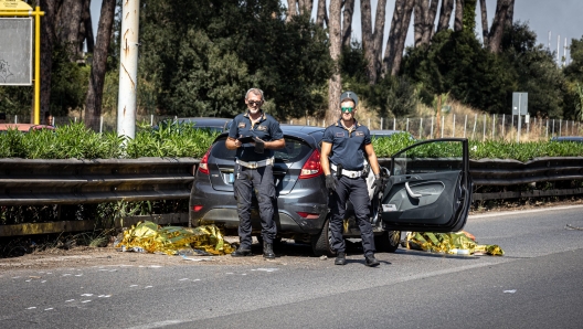 due persone investite da una auto in via cristoforo colombo altezza incrocio via di malafede - due persone investite da una auto in via cristoforo colombo altezza incrocio via di malafede - fotografo: Massimo Barsoum