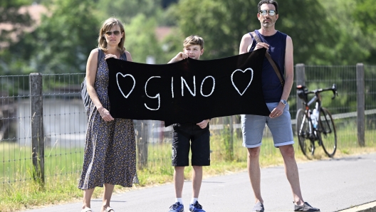 Tour de Suisse 2023 - 86th Edition - 6th stage Chur - Oberwil Lieli 140,9 km - 16/06/2023 - Fans pay tribute to Gino Mader - photo Vincent Kalut/PN/SprintCyclingAgencyÂ©2023