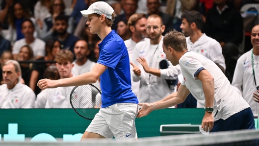 Foto Massimo Paolone/LaPresse 18 Settembre 2022 - Bologna, Italia - sport, tennis - Italia vs Svezia - Jannik Sinner vs Mikael Ymer - Coppa Davis 2022 - Unipol Arena. Nella foto: Jannik Sinner incitato da Filippo Volandri  September 18, 2022 Bologna, Italy - sport, tennis - Italy vs Sweden - Jannik Sinner vs Mikael Ymer - Davis Cup 2022 - Unipol Arena. In the pic: Jannik Sinner encouraged by Filippo Volandri