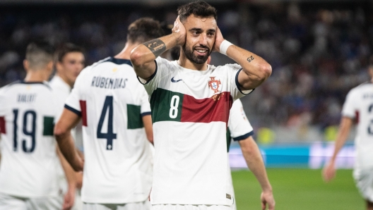 epa10849232 Bruno Fernandes of Portugal celebrates a goal during the UEFA Euro 2024 qualifying soccer match between Slovakia and Portugal in Bratislava, Slovakia, 8 September 2023.  EPA/JAKUB GAVLAK