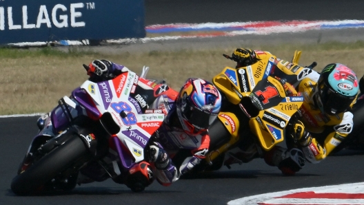 Prima Pramac Racing's Spanish rider Jorge Martin (L) and Ducati Lenovo Team's Italian rider Francesco Bagnaia race during the San Marino MotoGP Grand Prix at the Misano World Circuit Marco-Simoncelli in Misano Adriatico on September 10, 2023. (Photo by Filippo MONTEFORTE / AFP)