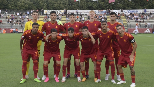 ROME, ITALY - AUGUST 28: The players of AS Roma line up before the under 19 championship match between AS Roma v ACF Fiorentina at Centro Sportivo Fulvio Bernardini on August 28, 2023 in Rome, Italy. (Photo by Luciano Rossi/AS Roma via Getty Images)