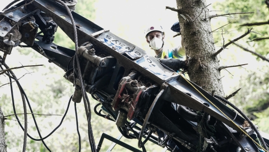 Sopralluogo degli ispettori della commissione d'inchiesta, voluta dal ministero del infrastrutture, sul luogo dell'incidente della funivia del Mottarone a Stresa, Verbania, 01 giugno 2021. ANSA/TINO ROMANO