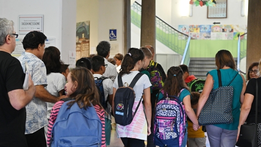 L'entrata dei bambini della scuola Calvino ed i ragazzi del liceo Gioberti in occasione dell'inizio dell'anno scolastico, Torino ,11 settembre 2023 ANSA/ALESSANDRO DI MARCO