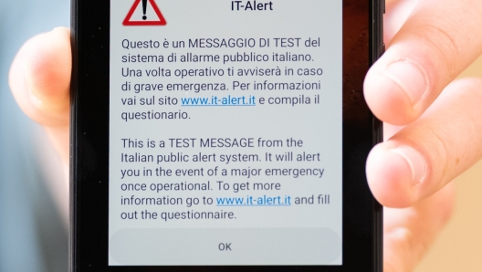 Photo LaPresse/ Matteo Secci - 14/09/2023 Torino (Italia) - Cronaca - Messaggio di test del sistema di allarme pubblico italiano. Nell'immagine: ricezione del messaggio sui dispositivi telefonici mobili nell'area della regione del Piemonte. 14th september 2023 Torino (Italy) - Test message from the Italian public warning system. In the image: receiving the message on mobile telephone devices in the area of Piemonte region.