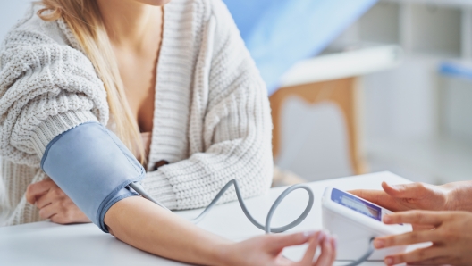 Picture of doctor explaining diagnosis to her female patient