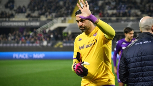 Foto Massimo Paolone/LaPresse 23 Febbraio 2023 - Firenze, Italia - sport, calcio - Fiorentina vs Braga - UEFA Europa Conference League 2022/2023 - Play off - Stadio Artemio Franchi. Nella foto: Salvatore Sirigu (ACF Fiorentina) saluta i tifosi della Fiorentina   Febraury 23, 2023 Florence, Italy - sport, calcio - Fiorentina vs Braga - UEFA Europa Conference League 2022/2023 - Play off - Artemio Franchi Stadium. In the pic: Salvatore Sirigu (ACF Fiorentina) greets the fans of Fiorentina