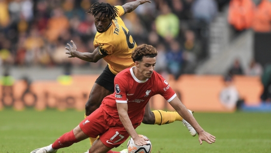 epa10864338 Curtis Jones of Liverpool and Boubacar Traore of Wolverhampton Wanderers battle for the ball during the English Premier League match between Wolverhampton Wanderers and Liverpool FC in Wolverhampton, Britain, 16 September 2023.  EPA/VINCE MIGNOTT EDITORIAL USE ONLY. No use with unauthorized audio, video, data, fixture lists, club/league logos or 'live' services. Online in-match use limited to 120 images, no video emulation. No use in betting, games or single club/league/player publications