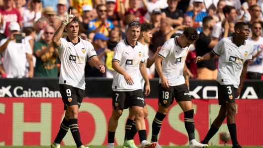 VALENCIA, SPAIN - SEPTEMBER 16: Hugo Duro of Valencia CF celebrates after scoring the team's second goal during the LaLiga EA Sports match between Valencia CF and Atletico Madrid at Estadio Mestalla on September 16, 2023 in Valencia, Spain. (Photo by Angel Martinez/Getty Images)