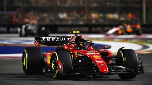 SINGAPORE, SINGAPORE - SEPTEMBER 17: Carlos Sainz of Spain driving (55) the Ferrari SF-23 on track during the F1 Grand Prix of Singapore at Marina Bay Street Circuit on September 17, 2023 in Singapore, Singapore. (Photo by Rudy Carezzevoli/Getty Images)