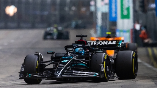 SINGAPORE, SINGAPORE - SEPTEMBER 17: George Russell of Great Britain driving the (63) Mercedes AMG Petronas F1 Team W14 on track during the F1 Grand Prix of Singapore at Marina Bay Street Circuit on September 17, 2023 in Singapore, Singapore. (Photo by Clive Rose/Getty Images)