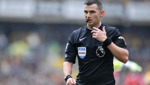 epa10864131 Referee Michael Oliver during the English Premier League match between Wolverhampton Wanderers and Liverpool FC in Wolverhampton, Britain, 16 September 2023.  EPA/VINCE MIGNOTT EDITORIAL USE ONLY. No use with unauthorized audio, video, data, fixture lists, club/league logos or 'live' services. Online in-match use limited to 120 images, no video emulation. No use in betting, games or single club/league/player publications