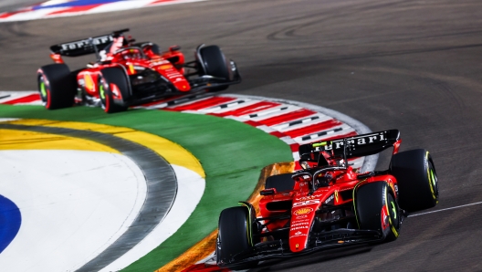 SINGAPORE, SINGAPORE - SEPTEMBER 17: Carlos Sainz of Spain driving (55) the Ferrari SF-23 leads Charles Leclerc of Monaco driving the (16) Ferrari SF-23 during the F1 Grand Prix of Singapore at Marina Bay Street Circuit on September 17, 2023 in Singapore, Singapore. (Photo by Mark Thompson/Getty Images) *** BESTPIX ***