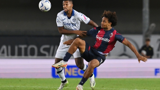 VERONA, ITALY - SEPTEMBER 18: Joshua Zirkzee of Bologna battles for possession with Isak Hien of Hellas Veron during the Serie A TIM match between Hellas Verona FC and Bologna FC at Stadio Marcantonio Bentegodi on September 18, 2023 in Verona, Italy. (Photo by Alessandro Sabattini/Getty Images)