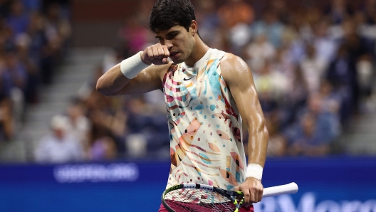 NEW YORK, NEW YORK - SEPTEMBER 08: Carlos Alcaraz of Spain reacts after a point against Daniil Medvedev of Russia during their Men's Singles Semifinal match on Day Twelve of the 2023 US Open at the USTA Billie Jean King National Tennis Center on September 08, 2023 in the Flushing neighborhood of the Queens borough of New York City.   Elsa/Getty Images/AFP (Photo by ELSA / GETTY IMAGES NORTH AMERICA / Getty Images via AFP)