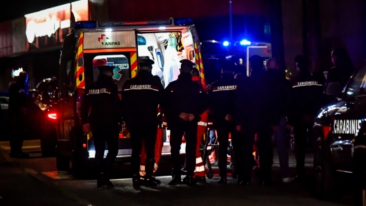 Foto Claudio Furlan/LaPresse 27 Febbraio, 2022 Milano, Italia News Uomo armato barricato in casa in via Ghandi 29 a Rho , polizia e carabinieri sul posto Nella foto: il momento in cui viene traferito in ambulanza dopo essersi arreso - Uomo armato barricato in casa in via Ghandi 29 a Rho , polizia e carabinieri sul posto - fotografo: furlan