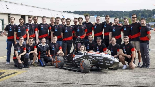 Il Team AMZ stabilisce un nuovo record di accelerazione con la monoposto elettrica Mythen