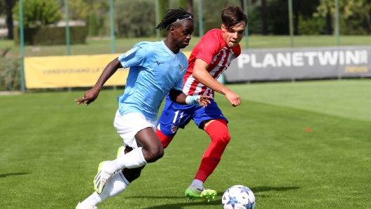 ROME, ITALY - SEPTEMBER 19: Sana Fernandes of SS Lazio Primavera  competes for the ball with Julio Diaz of Atletico Madrid during the UEFA Youth League match between SS Lazio and Atletico Madrid at Formello sport centre on September 19, 2023 in Rome, Italy. (Photo by Paolo Bruno/Getty Images)