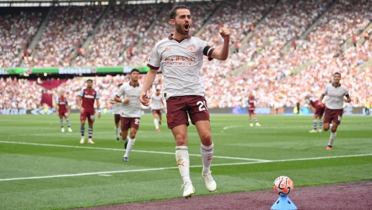 LONDON, ENGLAND - SEPTEMBER 16: Bernardo Silva of Manchester City celebrates after scoring their sides second goal during the Premier League match between West Ham United and Manchester City at London Stadium on September 16, 2023 in London, England. (Photo by Justin Setterfield/Getty Images)