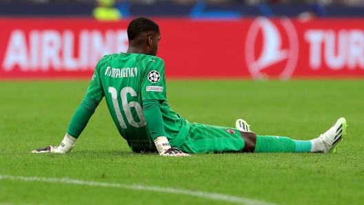 MILAN, ITALY - SEPTEMBER 19: Mike Maignan of AC Milan goes down with an injury during the UEFA Champions League Group F match between AC Milan and Newcastle United FC at Stadio Giuseppe Meazza on September 19, 2023 in Milan, Italy. (Photo by Emilio Andreoli/Getty Images)