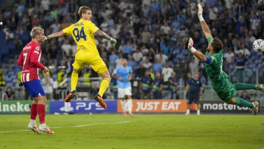 Lazio's goalkeeper Ivan Provedel, center, scores his side's opening goal during a Champions League group E soccer match between Lazio and Atletico Madrid, at Rome's Olympic Stadium, Tuesday, Sept. 19, 2023. (AP Photo/Andrew Medichini)