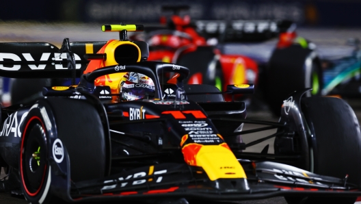 SINGAPORE, SINGAPORE - SEPTEMBER 17: Sergio Perez of Mexico driving the (11) Oracle Red Bull Racing RB19 on track during the F1 Grand Prix of Singapore at Marina Bay Street Circuit on September 17, 2023 in Singapore, Singapore. (Photo by Mark Thompson/Getty Images)