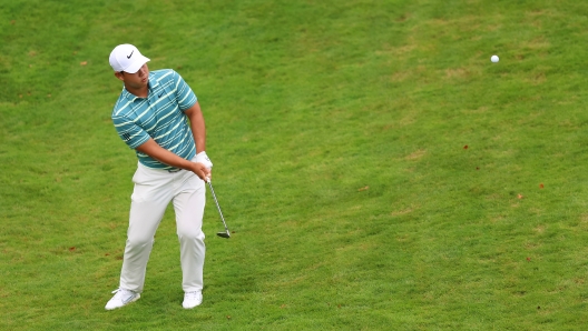 VIRGINIA WATER, ENGLAND - SEPTEMBER 17: Tom Kim of South Korea chips onto the 18th green during Day Four of the BMW PGA Championship at Wentworth Golf Club on September 17, 2023 in Virginia Water, England. (Photo by Luke Walker/Getty Images)