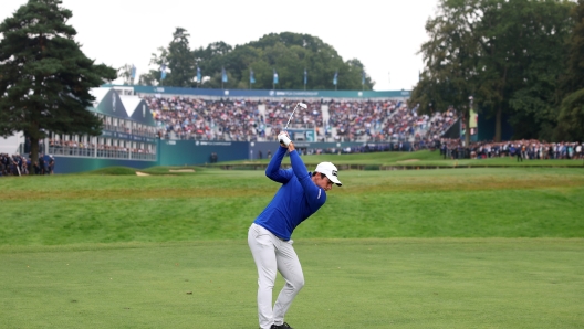 VIRGINIA WATER, ENGLAND - SEPTEMBER 17: Viktor Hovland of Norway plays his second shot on the 18th hole during Day Four of the BMW PGA Championship at Wentworth Golf Club on September 17, 2023 in Virginia Water, England. (Photo by Richard Heathcote/Getty Images)