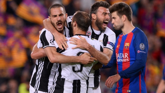 Champions League quarti di finale Barcellona vs Juventus 0-0 L’urlo bianconero: Bonucci, Chiellini e Barzagli fanno festa. Sullo sfondo, tuttala delusione di Piqué AFPJuventus' defender Giorgio Chiellini (2ndL) celebrates their qualification with Juventus' defender Andrea Barzagli (2ndR) and a teammate at the end of the UEFA Champions League quarter-final second leg football match FC Barcelona vs Juventus at the Camp Nou stadium in Barcelona on April 19, 2017. / AFP PHOTO / Josep LAGO