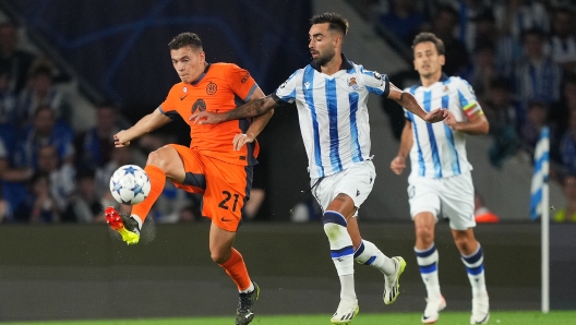 SAN SEBASTIAN, SPAIN - SEPTEMBER 20: Kristjan Asllani of Inter Milan is challenged by Brais Mendez of Real Sociedad during the UEFA Champions League match between Real Sociedad and FC Internazionale at Reale Arena on September 20, 2023 in San Sebastian, Spain. (Photo by Juan Manuel Serrano Arce/Getty Images)